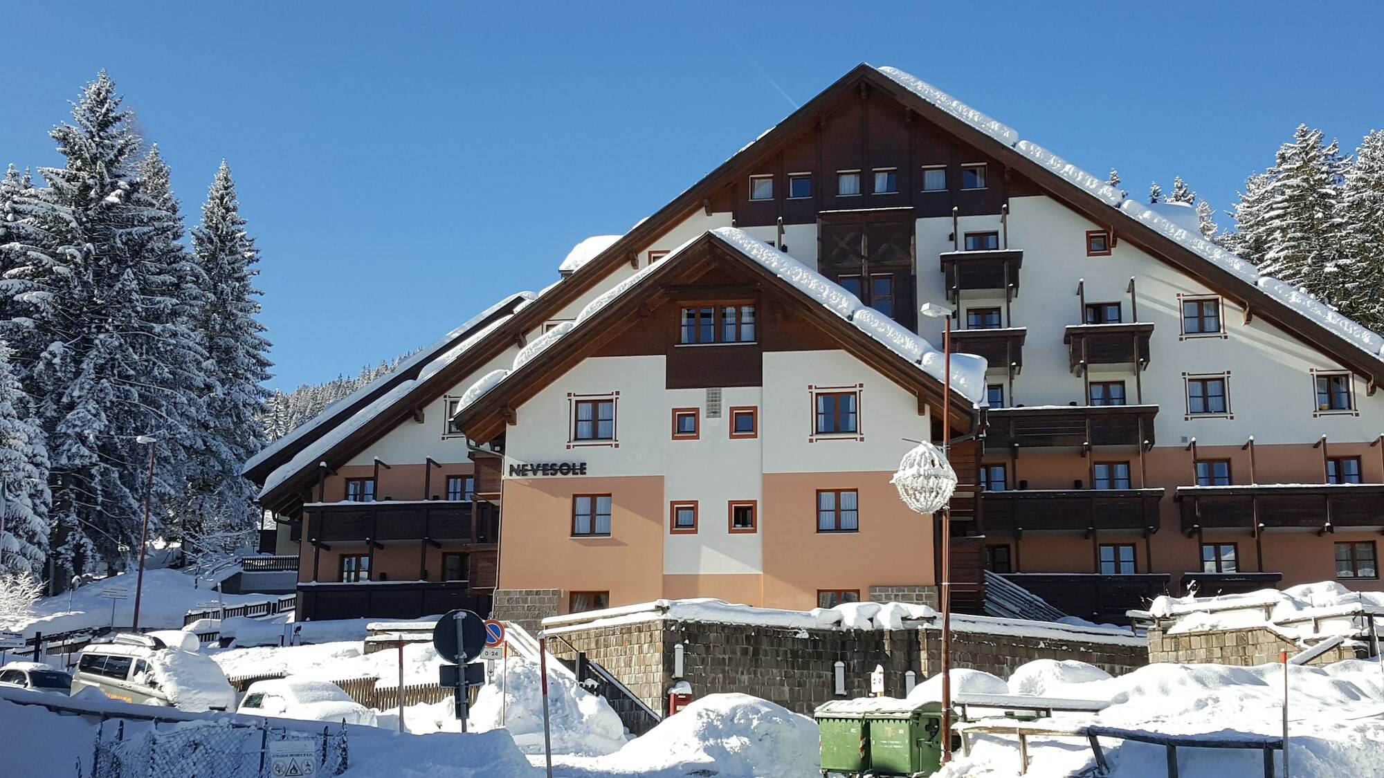 Nevesole Folgarida Resort Aparthotel Exterior photo